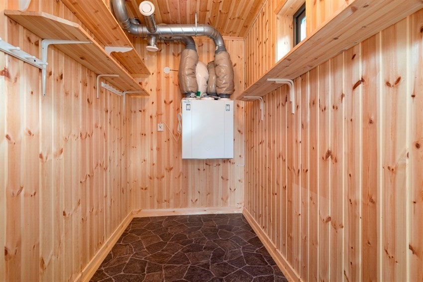 Utvendig bod ved overbygget inngangsparti. Galleribilde