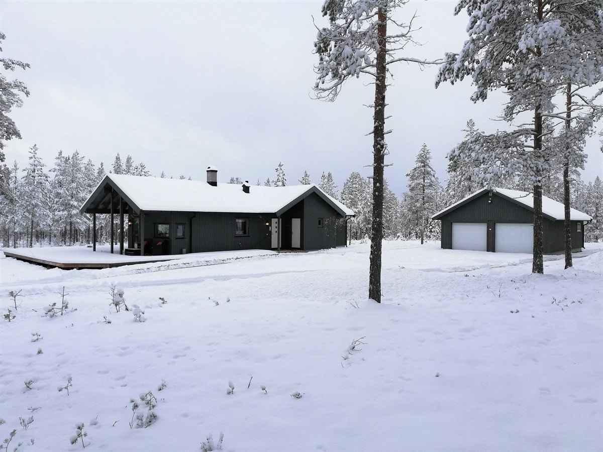 Eiendommen består av enebolig og dobbelgarasje med elektriske porter. Galleribilde