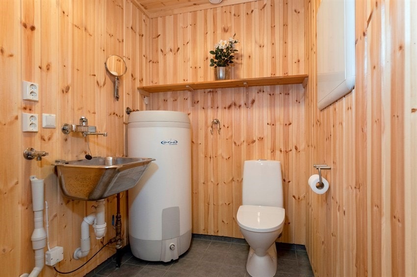 Vaskerom med varmtvannsbreder, vaskekum, wc og opplegg for vaskemaskin. Galleribilde