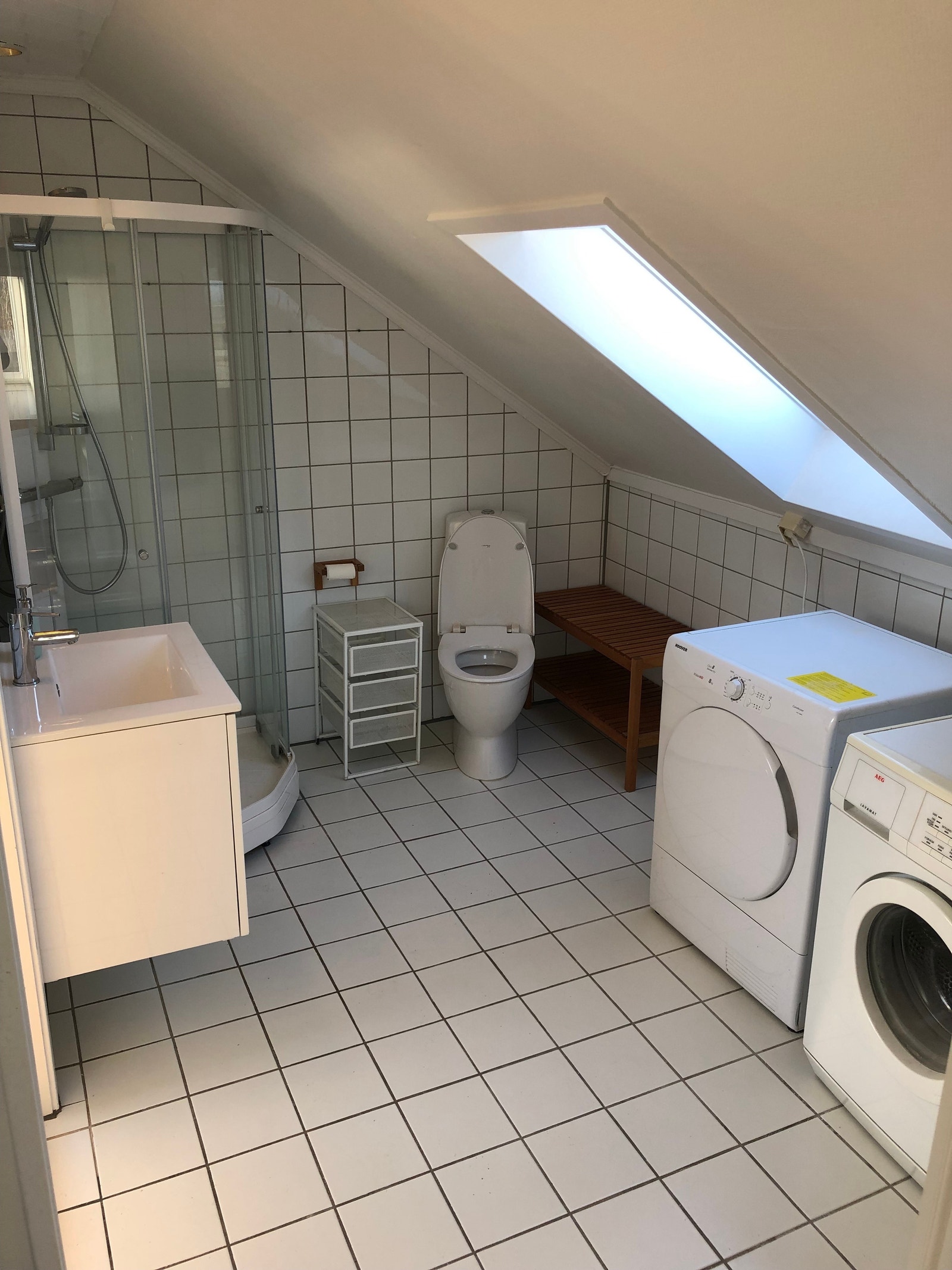 Bad med vaskemaskin og tørketrommel Galleribilde