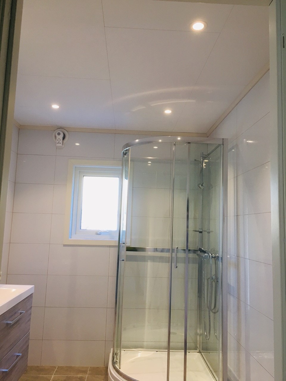 Nytt bad med spotlampe Galleribilde