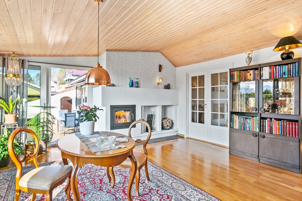 Flott stue med ekstra takhøyde og pent ildsted - skyvedør ut til terrasse Galleribilde