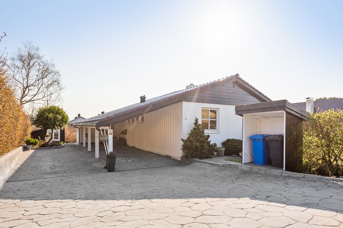 Huset har stor carport og mye parkeringsplasser Galleribilde