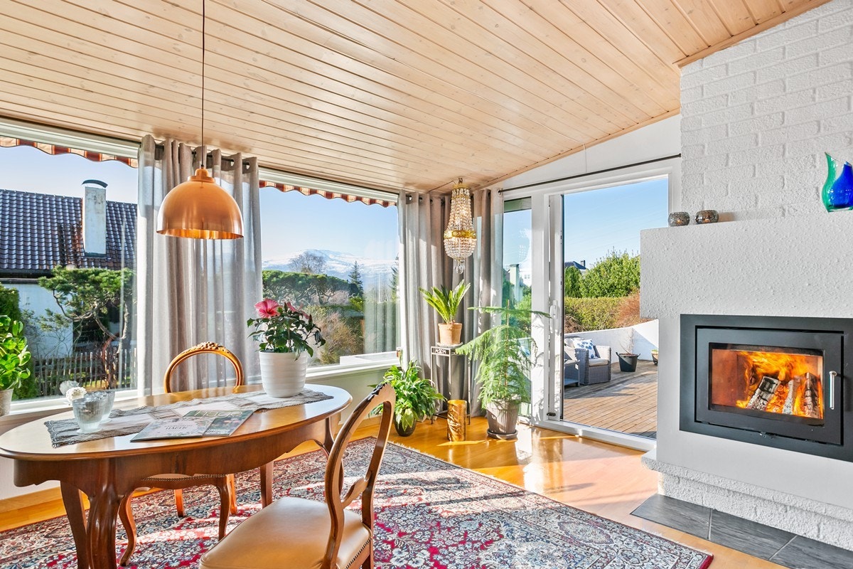 Boligen har store vindusflater med mye lysinnslipp Galleribilde