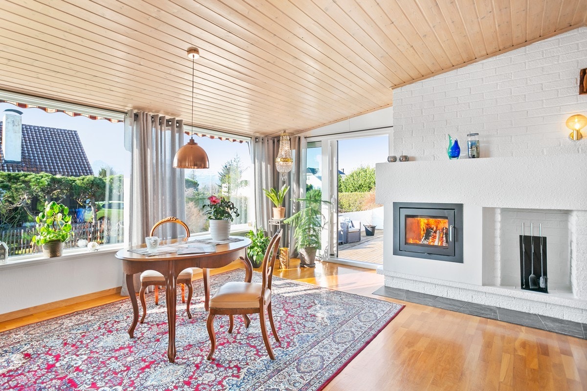 Flott stue med ekstra takhøyde og pent ildsted - skyvedør ut til terrasse Galleribilde