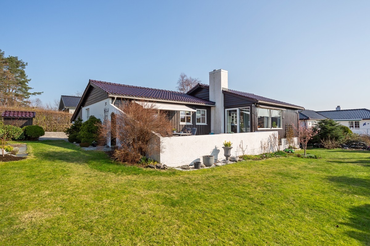 Flott hage og terrasse mot syd Galleribilde