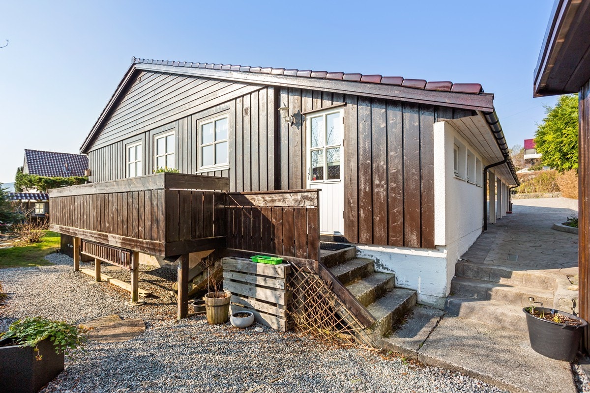 Veranda mot øst og inngang til vaskerom Galleribilde