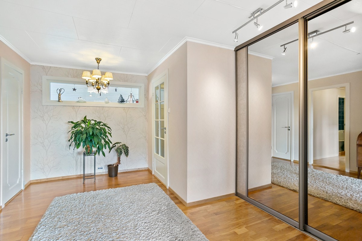 Stor hall med skyvedørsgarderobe Galleribilde