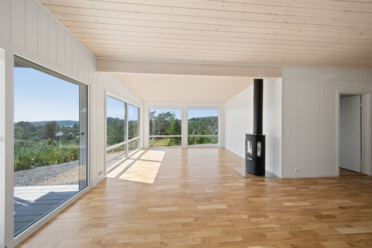 Store vindusflater i stuen gir godt med lys Galleribilde