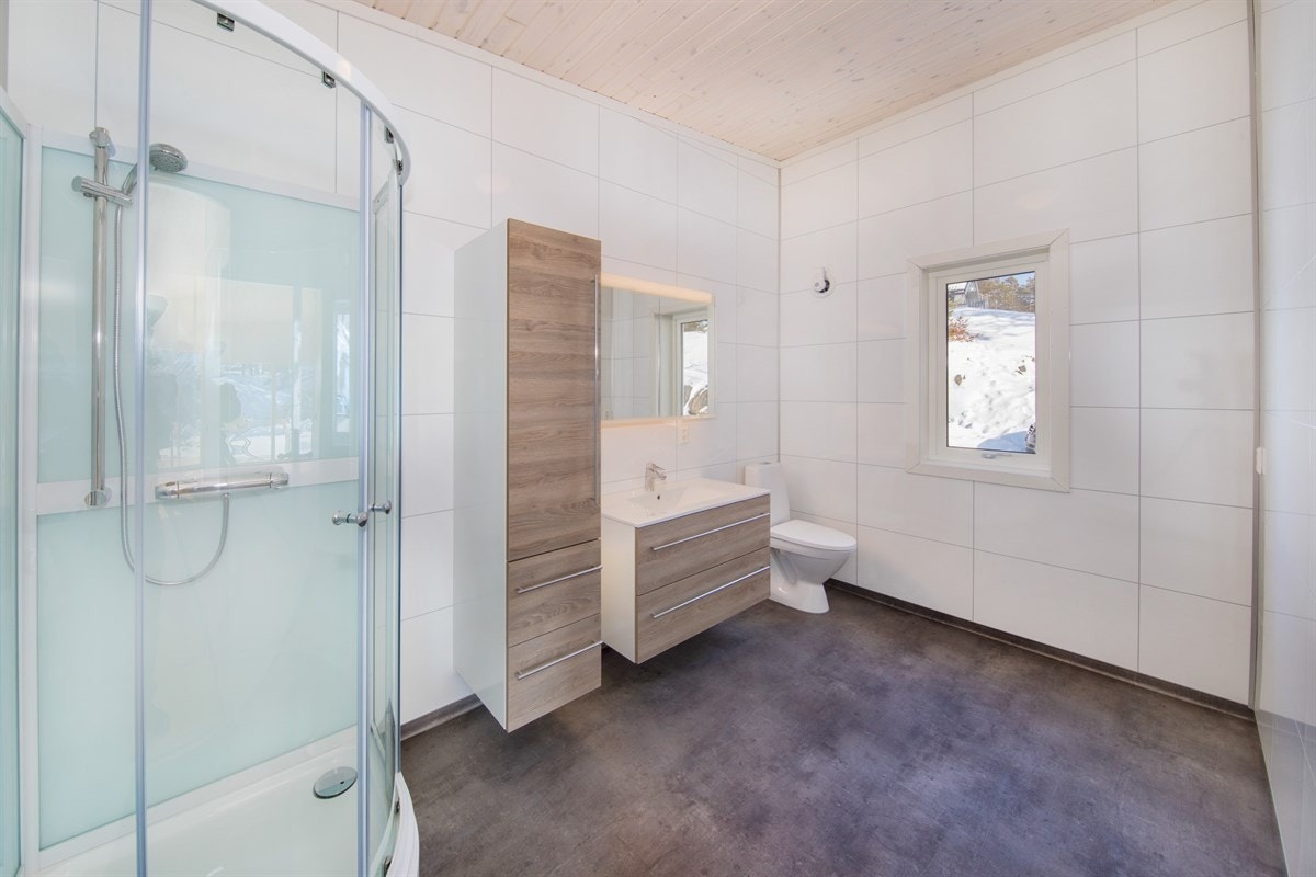 Pent bad med dusjkabinett og servant med god oppevaringsplass Galleribilde