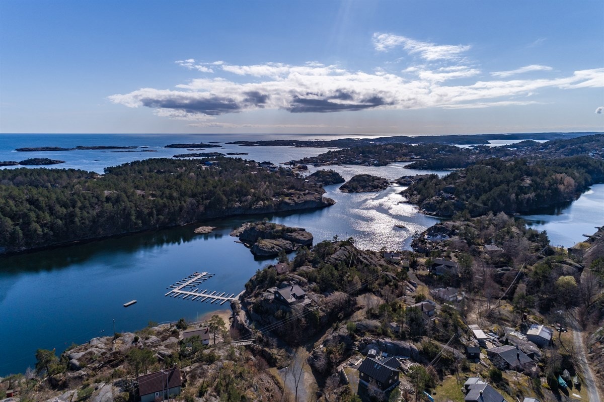 Fra båtplassen ligger skjærgården ved Gjeving, Risøya og ikke minst Lyngør klar og venter Galleribilde