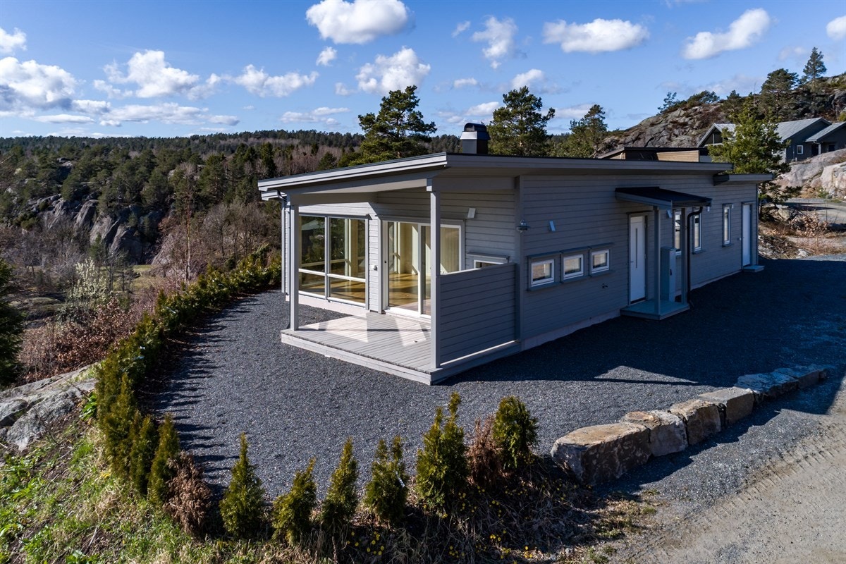 Biloppstillingsplass til flere biler og kort vei til sjøen Galleribilde