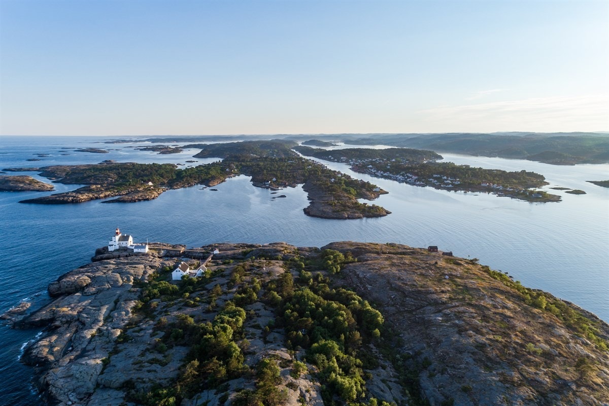 Lyngør er en flott øyperle med et yrende folkeliv sommerstid Galleribilde