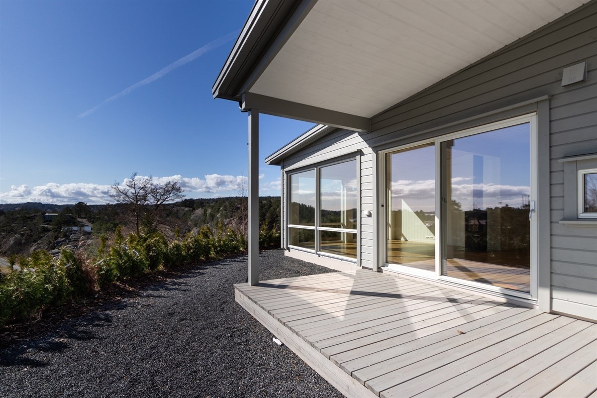 Praktisk overbygd terrasse med flott utsikt Galleribilde