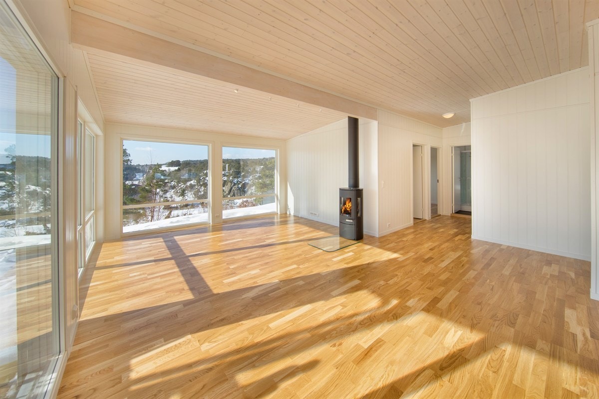 Romslig stue med god plass til flere sittegrupper Galleribilde