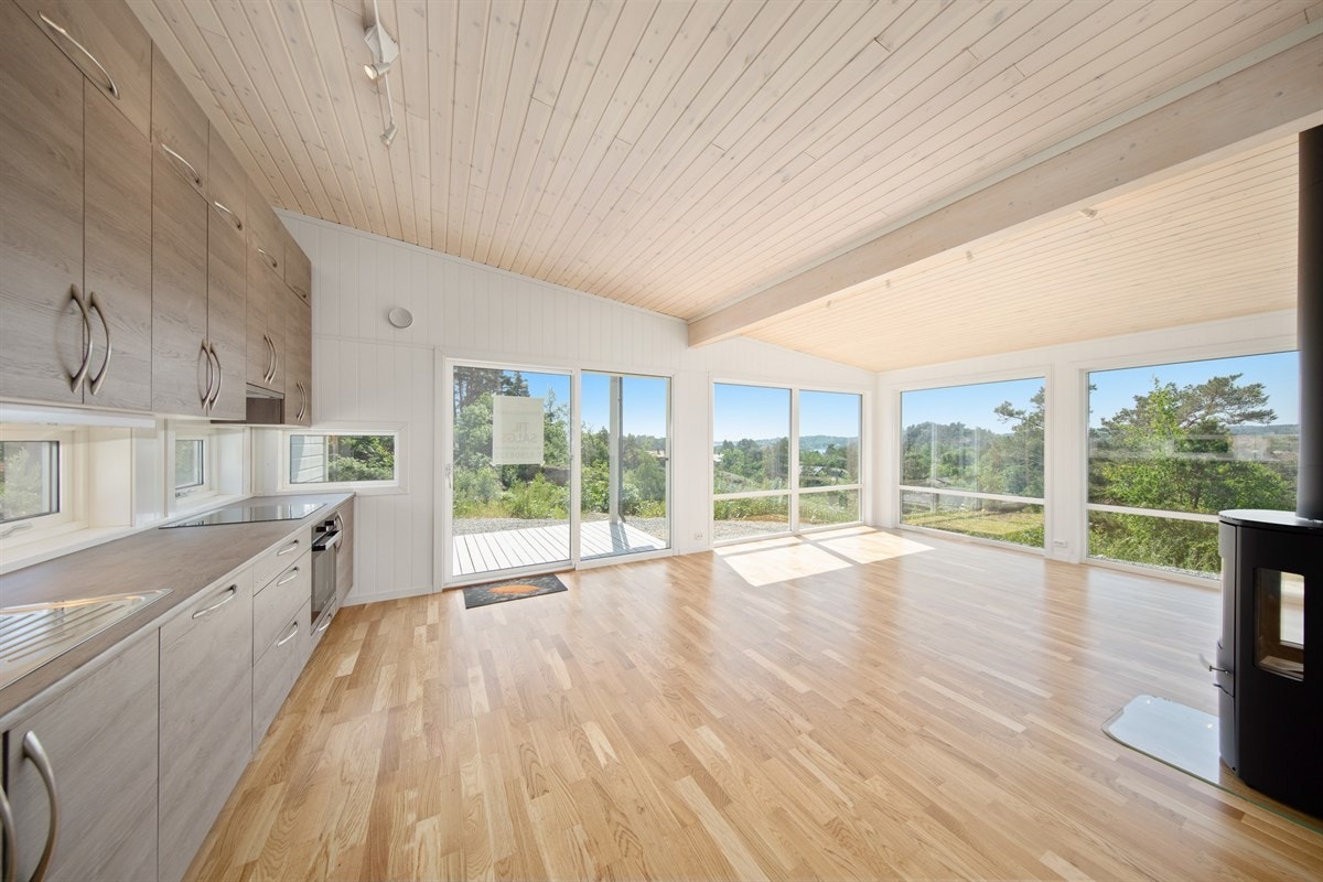 Stue og kjøkken i åpen løsning Galleribilde