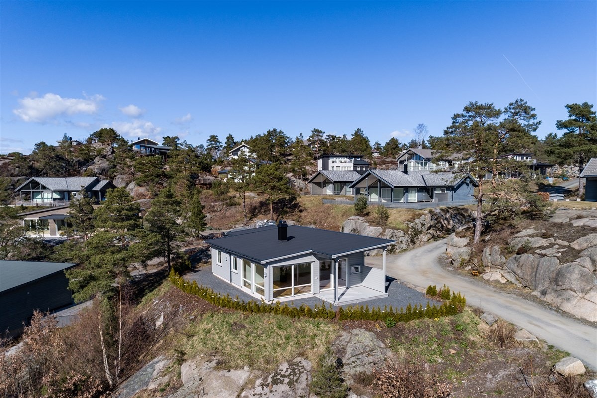 Hytta ligger på en liten høyde med gode solforhold hele dagen Galleribilde