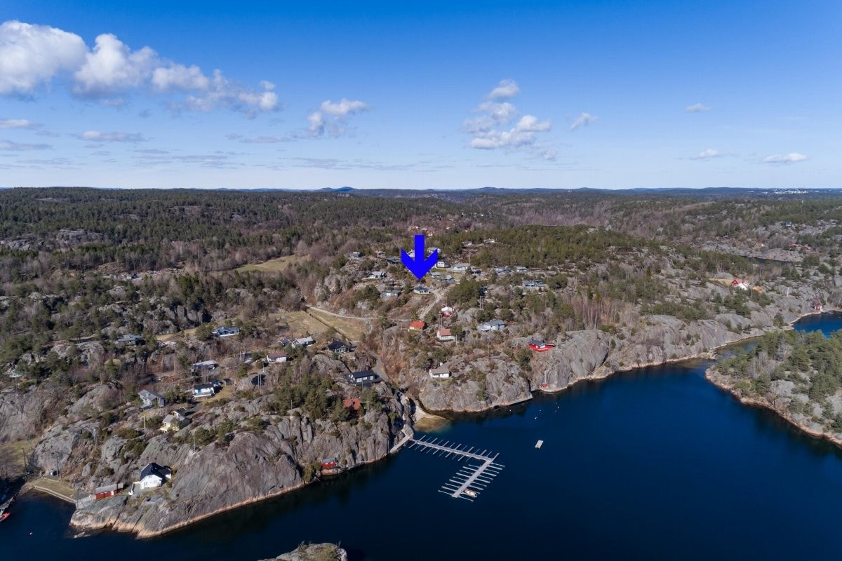 Kort vei fra eiendommen og ned til egen båtplass i felles bryggeanlegg Galleribilde