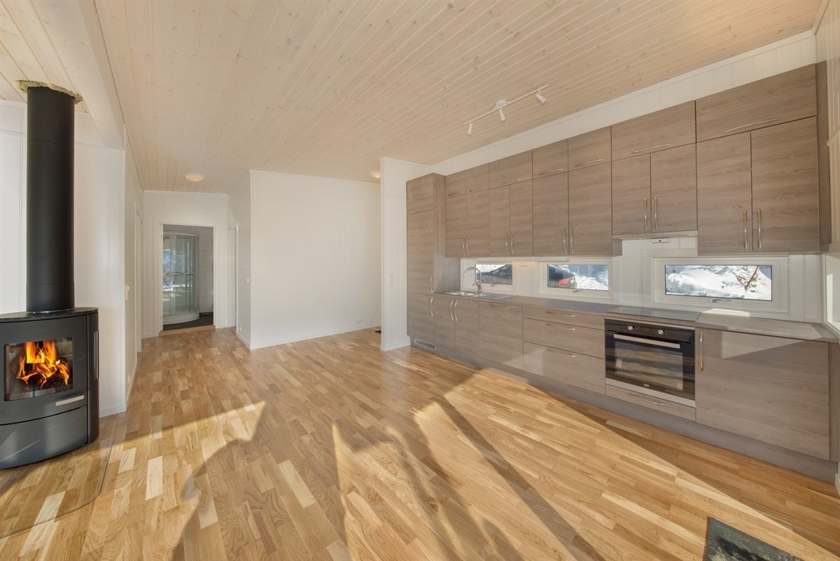 Flott kjøkken med integrete hvitevarer Galleribilde