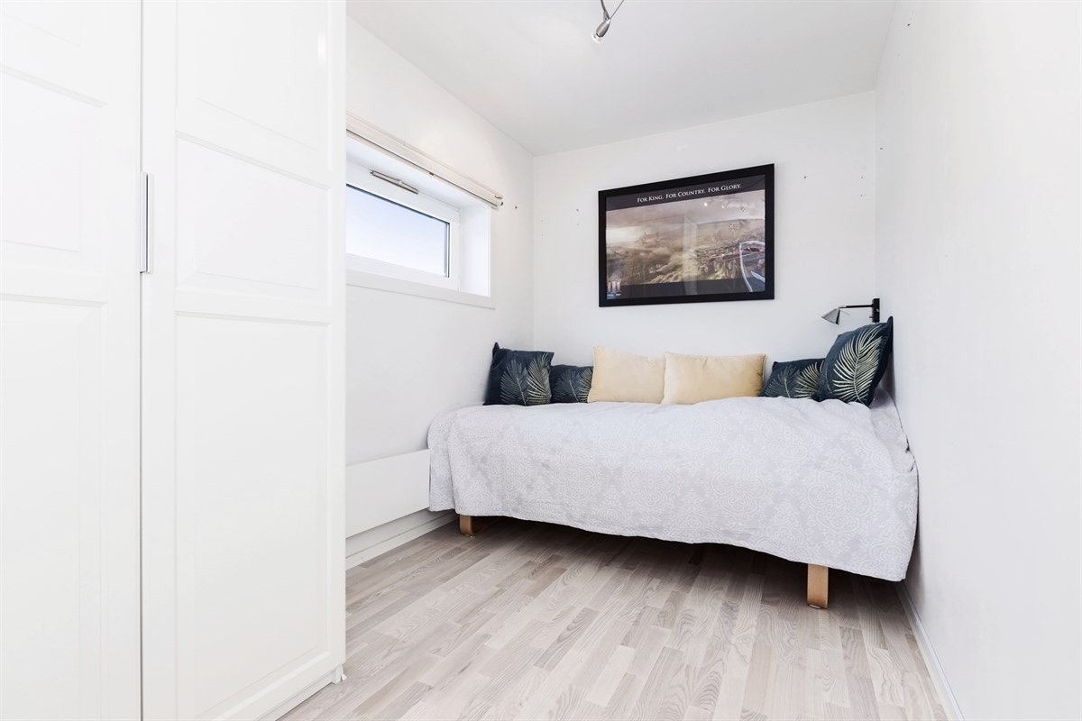 Lunt rom med god plass til seng og skap for oppbevaring av klær. Galleribilde