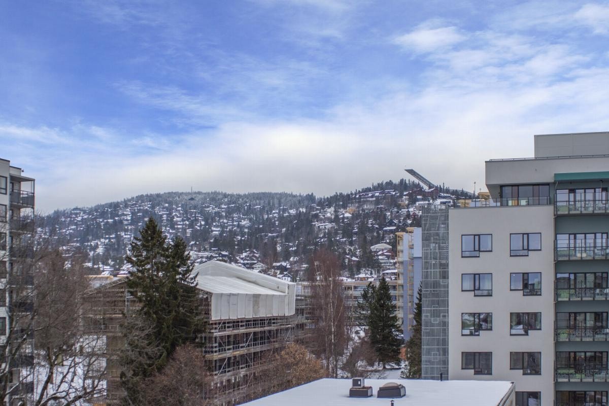 Utsikt mot foten av Holmenkollen fra balkongen. God intern beliggenhet. Galleribilde