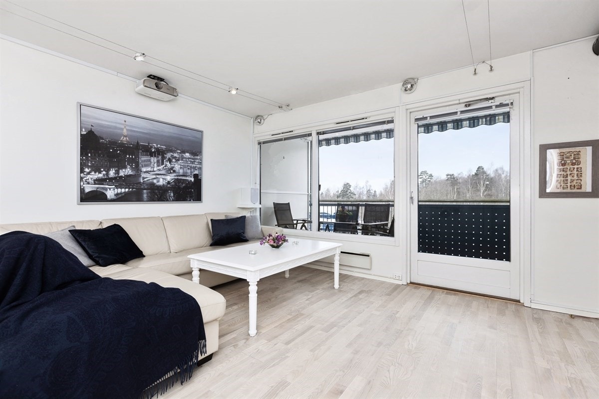 Store vindusflater mot nordvest gjør videre at stuen slipper inn rikelig med dagslys og sørger for en god romfølelse. Galleribilde