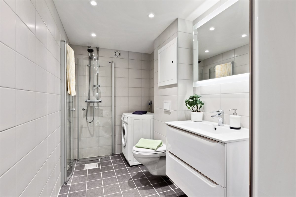 Pent flislagt bad med varmekabler, pusset opp i regi av borettslaget i 2018. Galleribilde