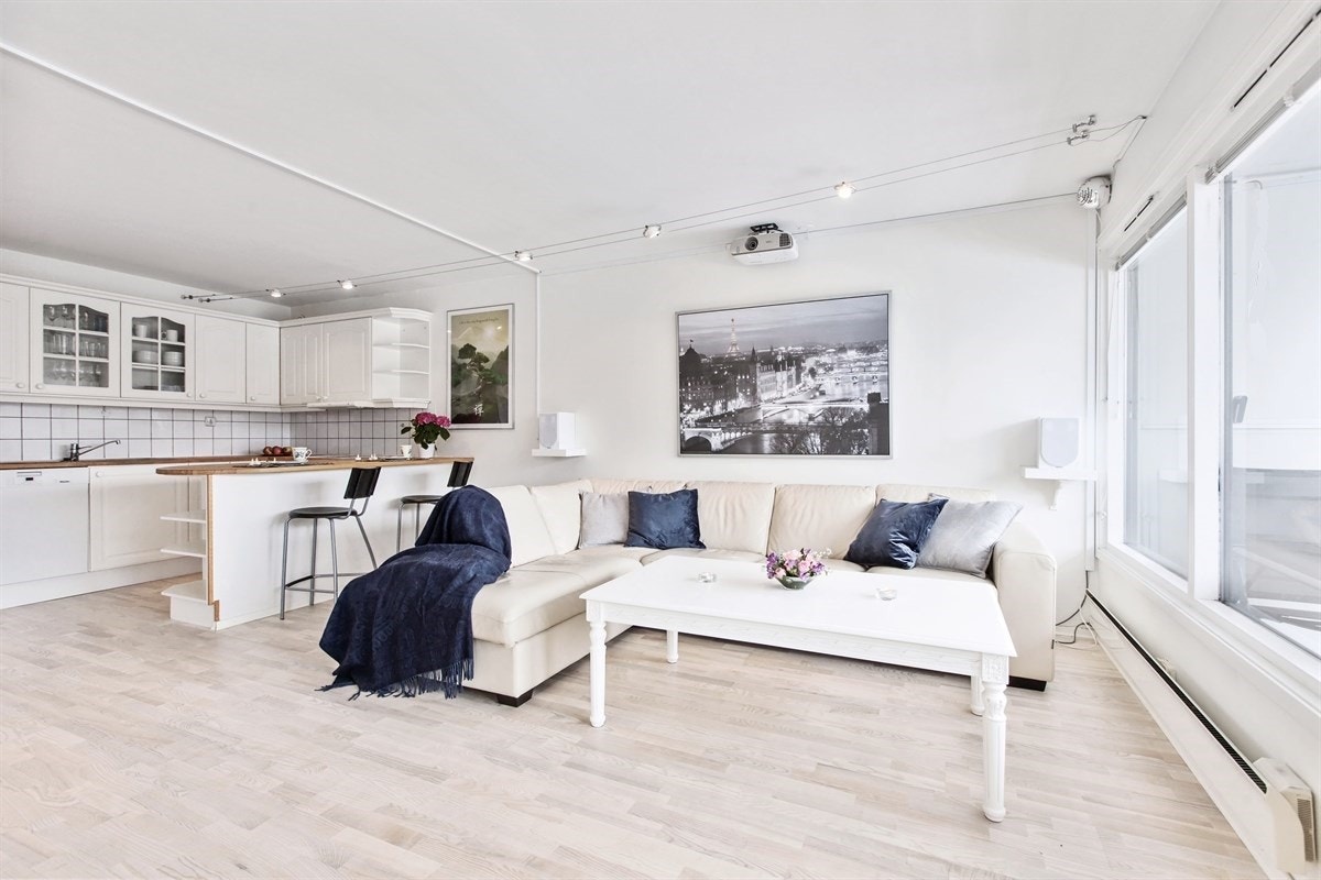 Lys og tiltalende stue med god plass til spisebord og sofagruppe. Galleribilde