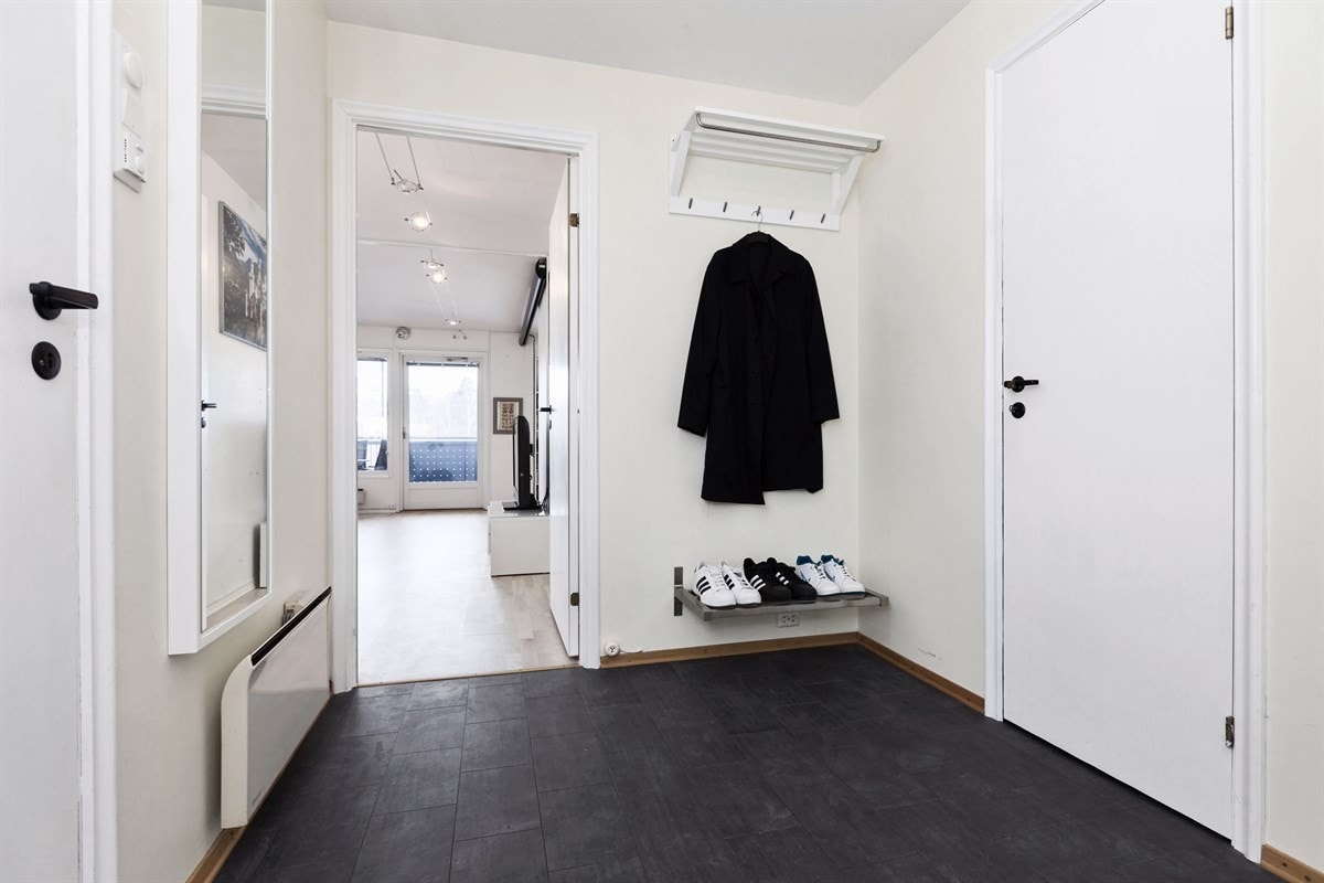 Romslig entré med god plass til yttertøy og sko, samt direkte tilknytning til innvendig bod for ytterligere oppbevaring. Galleribilde