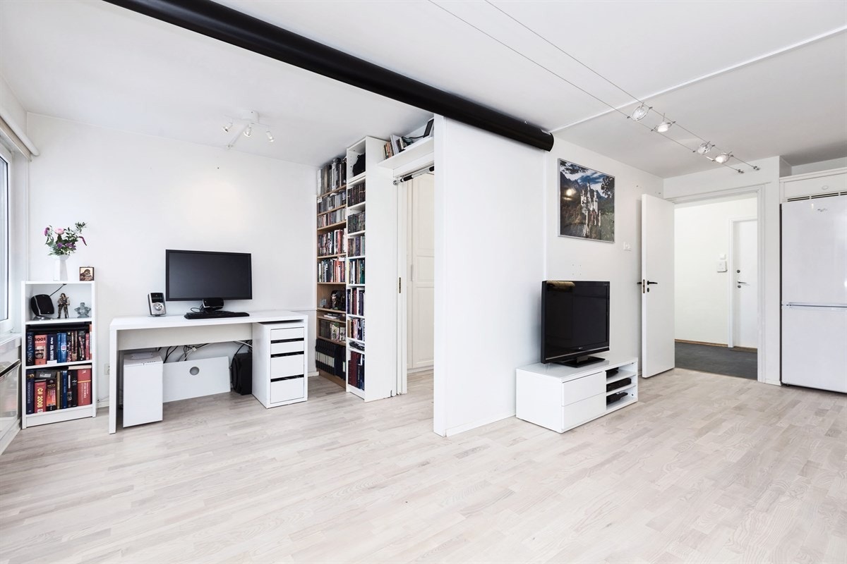 Stuen virker stor og åpen med praktisk planløsning som åpner for flere ulike alternativer med innredning og møblering. Galleribilde