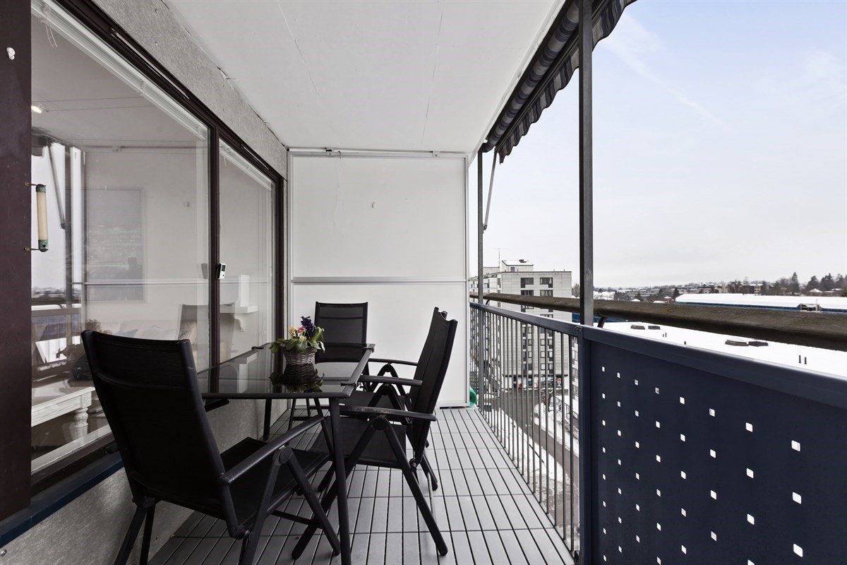 Solrik og vestvendt balkong med god plass til utemøbler. Galleribilde