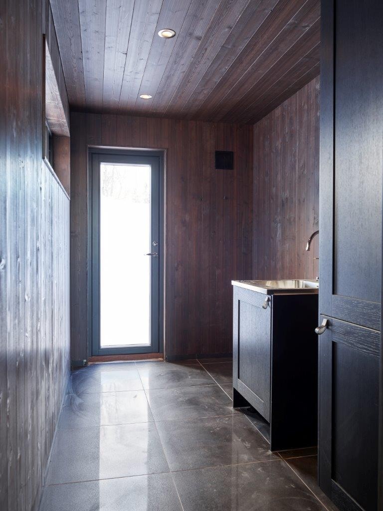 Praktisk vaske-/tørkerom med egen inngang og god plass til lagring Galleribilde