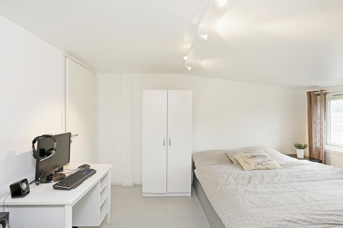 Garderobe og god plass til dobbeltseng Galleribilde