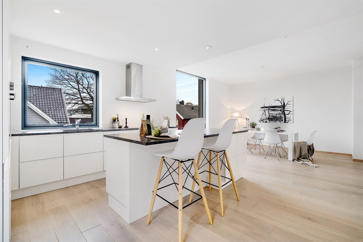her er et velutstyrt kjøkken med praktisk arbeidsøy, samt åpen løsning til stor spiseplass - her kan man dekke langbord til hyggelige lag for familie og venner. Galleribilde