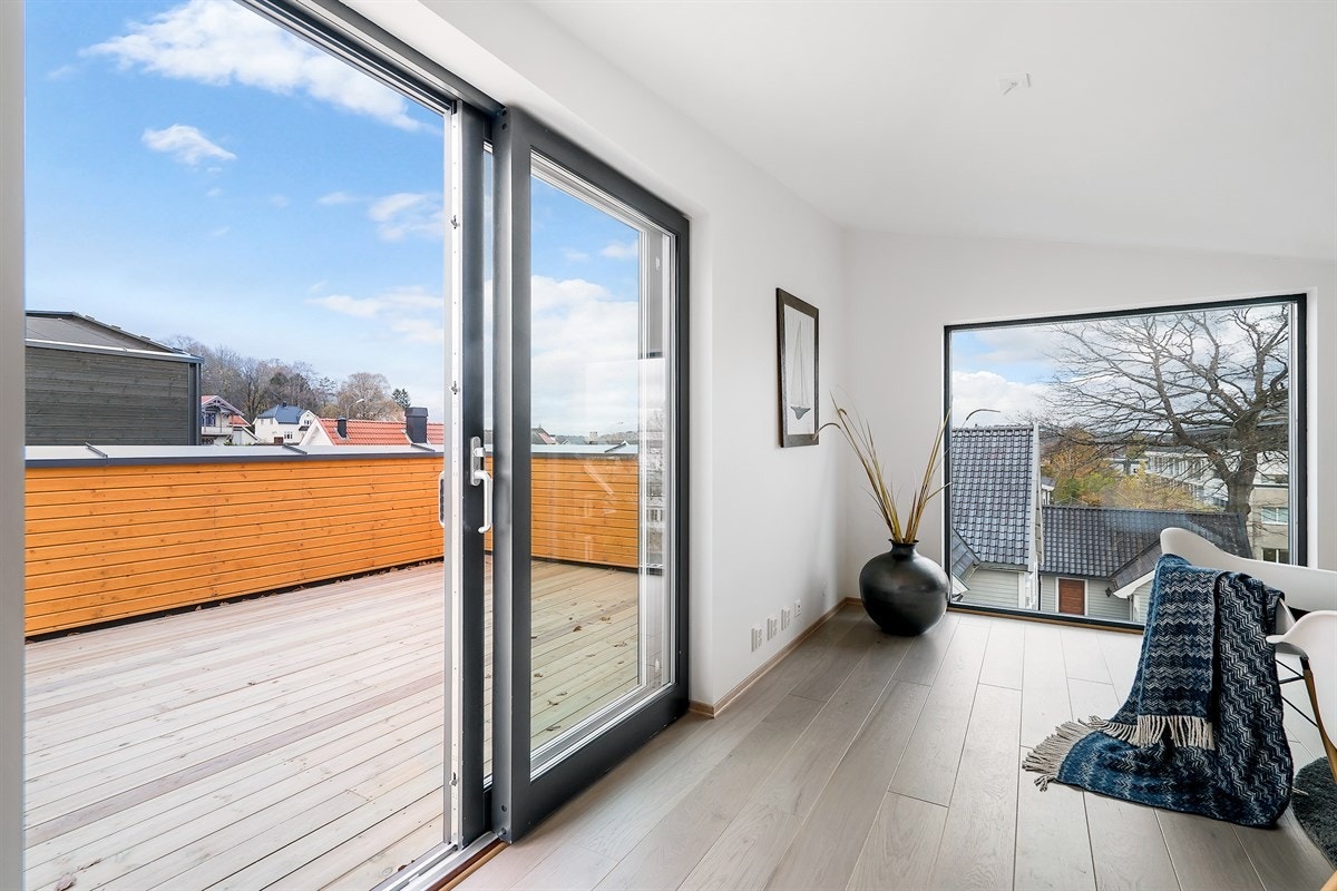 Herlig stue i 3. etasje (som også kan benyttes som det 4. soverom). Stuen har utgang til stor takterrasse Galleribilde