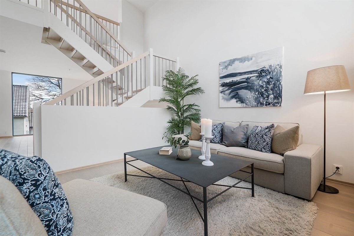 Stuen ligger i tilknytning til allrommet og har store og fine vinduer, samt ekstra høy takhøyde (4.5 meter). Galleribilde