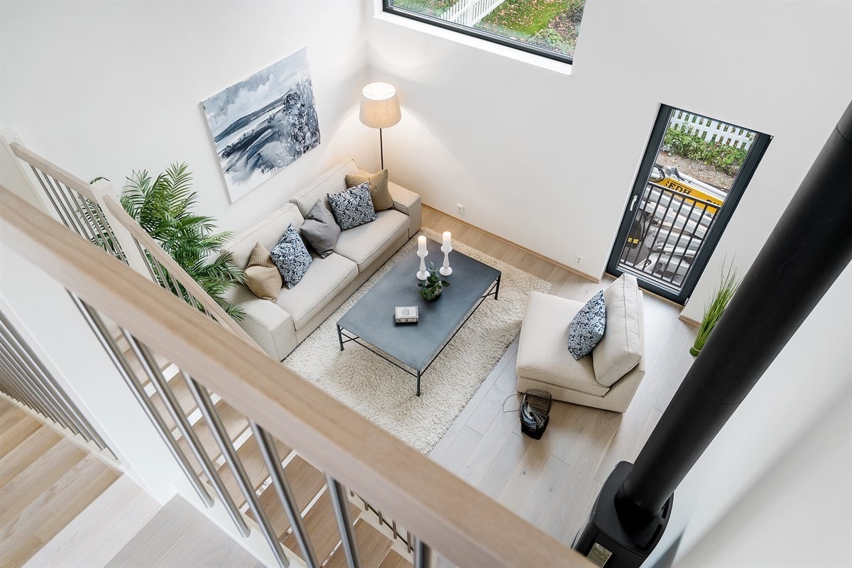 Stuen ligger i tilknytning til allrommet og har store og fine vinduer, samt ekstra høy takhøyde (4.5 meter). Galleribilde