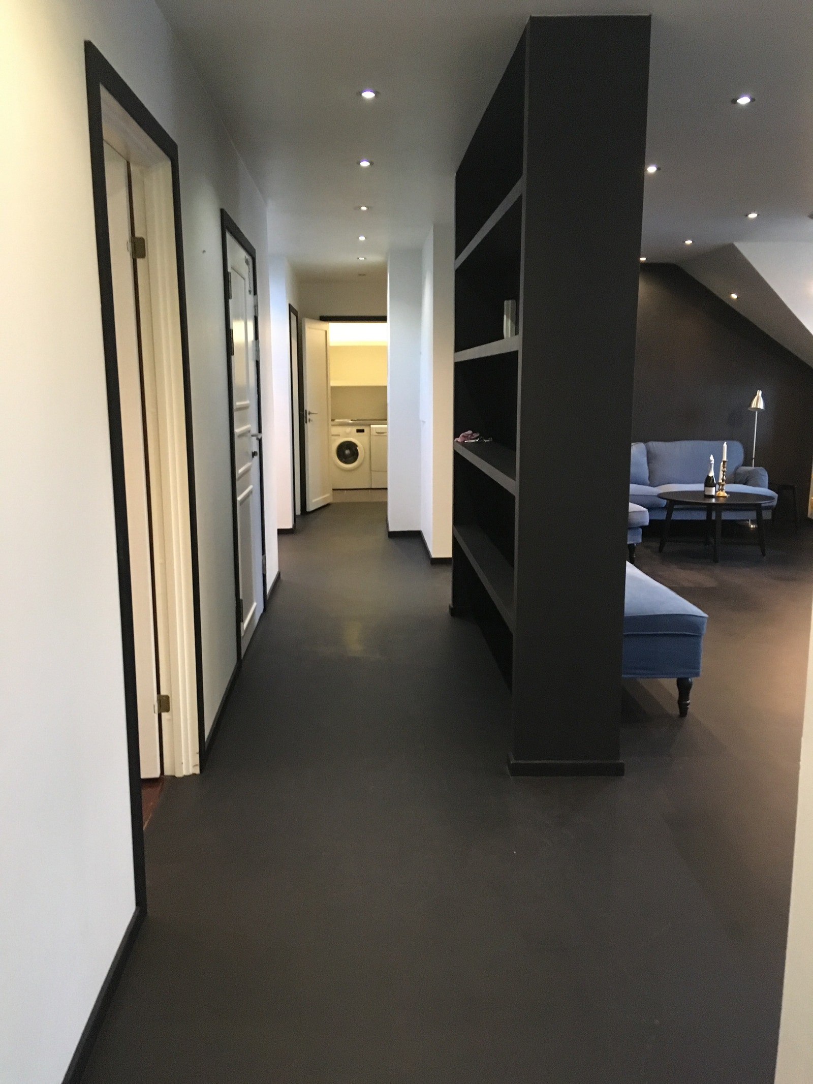 I gangen er det gode hyller og vaskerommet i enden. Galleribilde