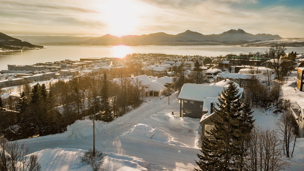 Fantastisk utsikt mot Tromsøya, Balsfjorden og Rya