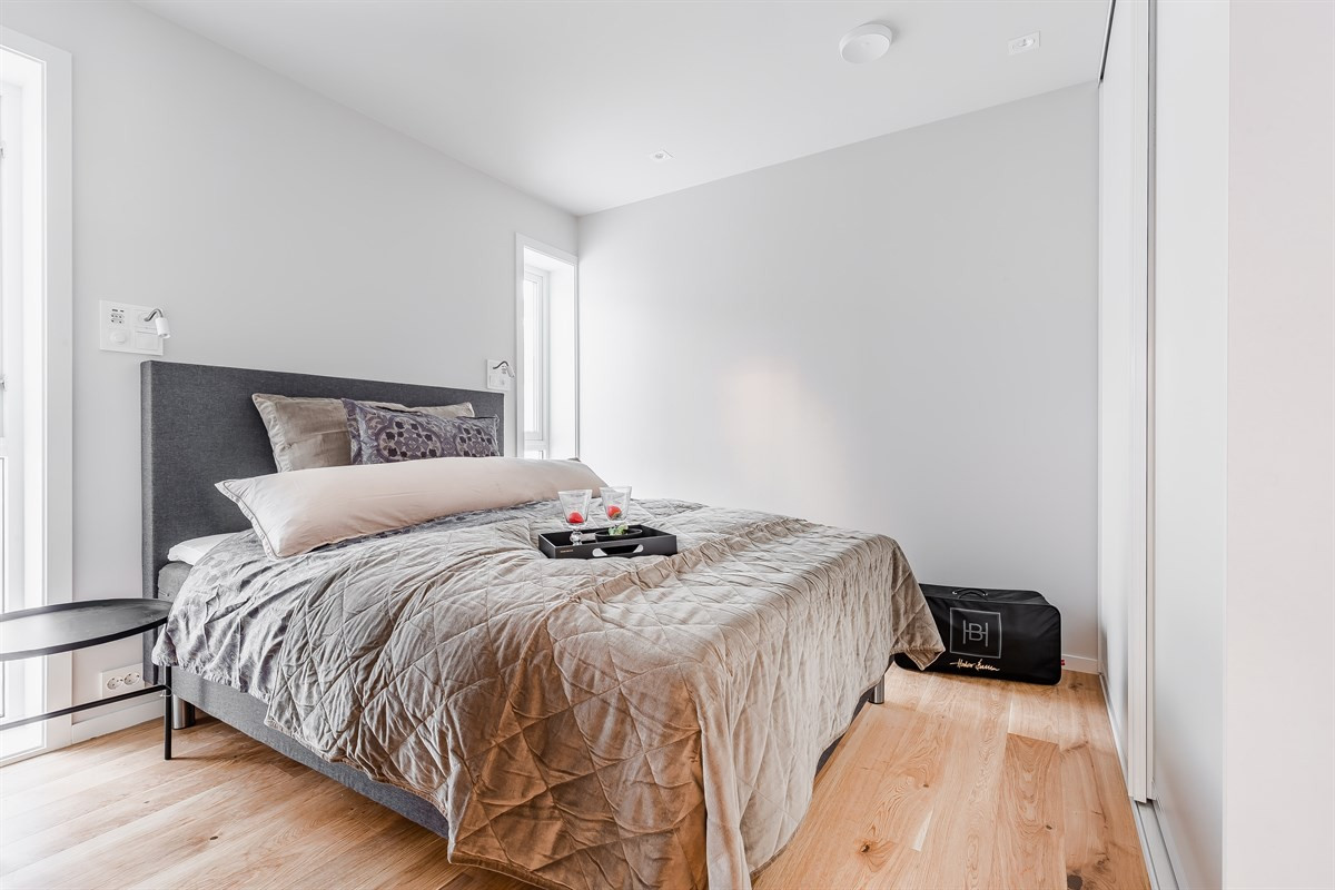 Soverom med parkett og skyvedørsgarderobe