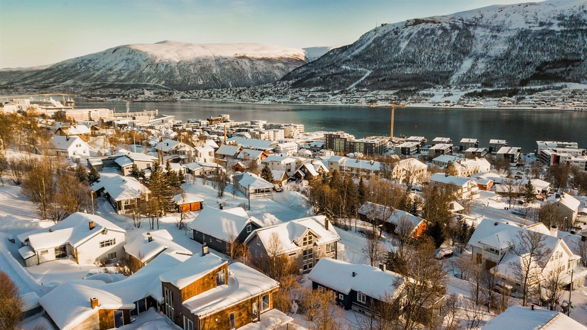 Her snakker man om beliggenhet. Unik utsikt mot fastlandet og Fløya hvor man kan nyte fjellfyrverkeriet på Nyttårsaften.