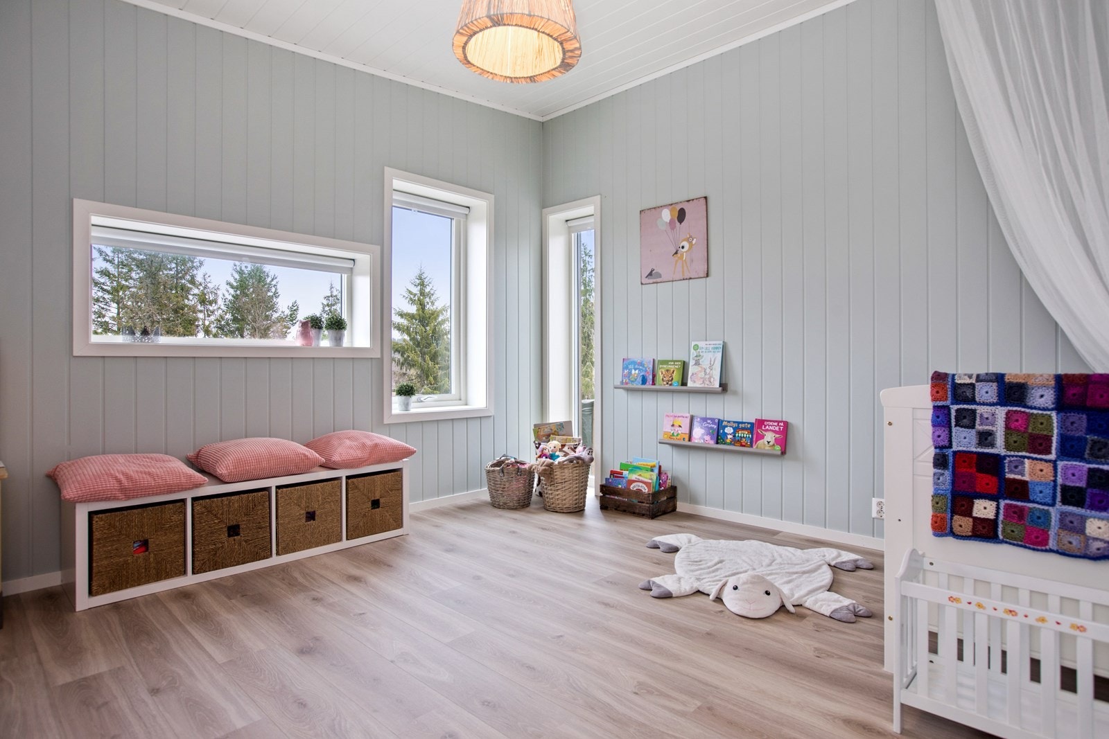 Boligen har seks soverom. Tre i første etasje og tre i andre etasje. Galleribilde