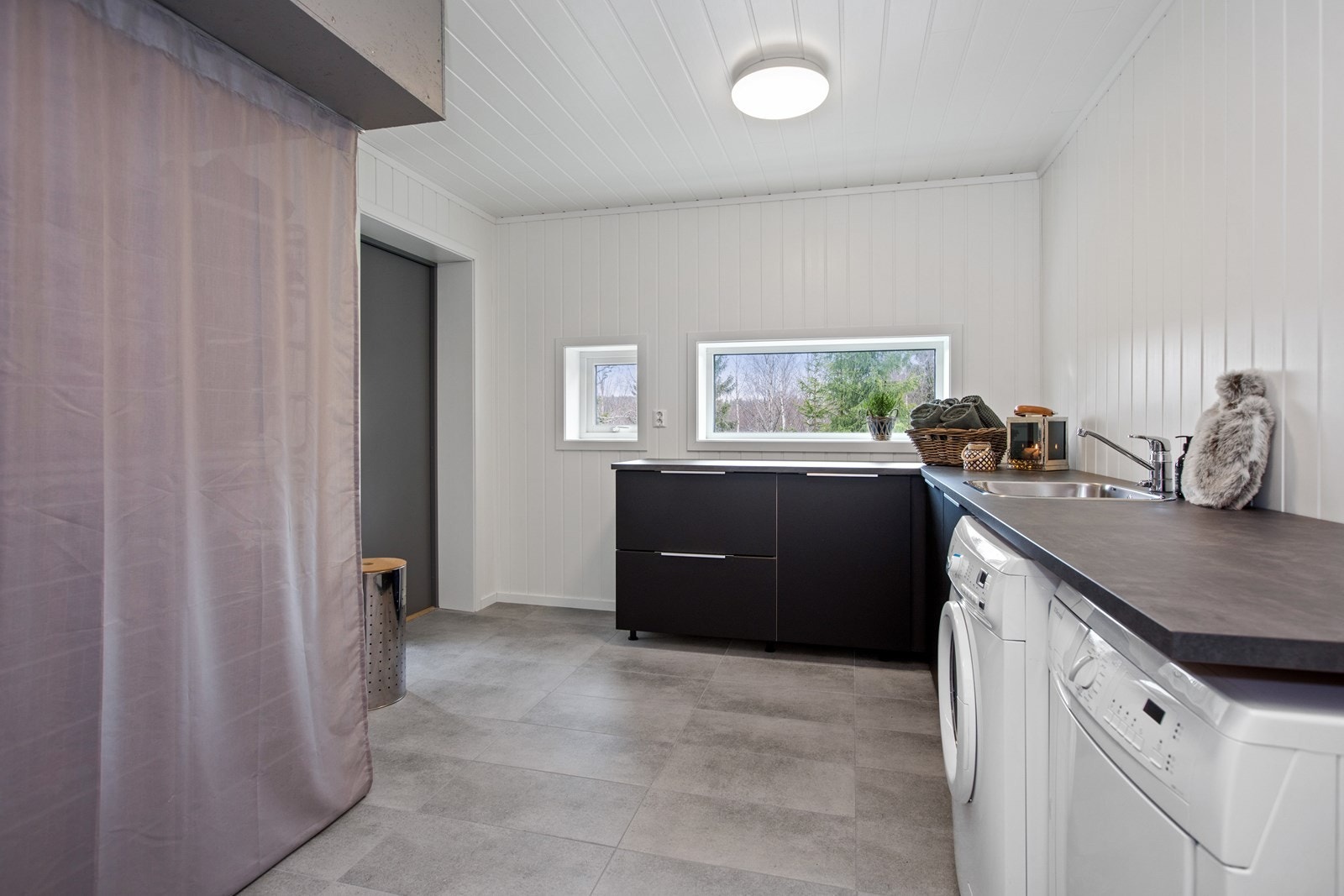 Vaskerommet ligger i første etasje og har egen utgang. Videre har vaskerommet en stor, flott arbeidsbenk med nedfelt utslagsvask samt nisje for vaskemaskin og tørketrommel. Galleribilde