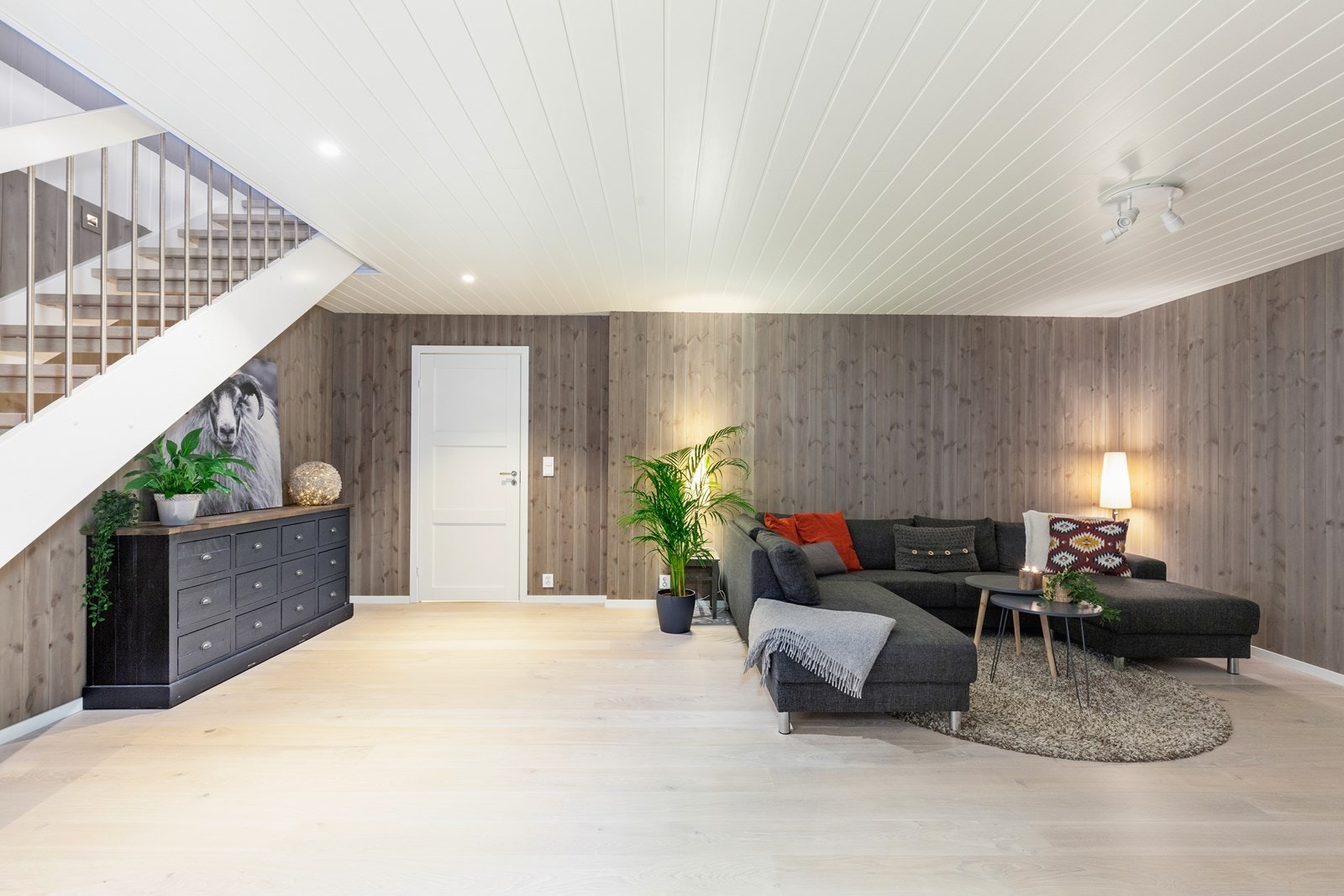 Romslig tv-stue i 1. etasje. Galleribilde