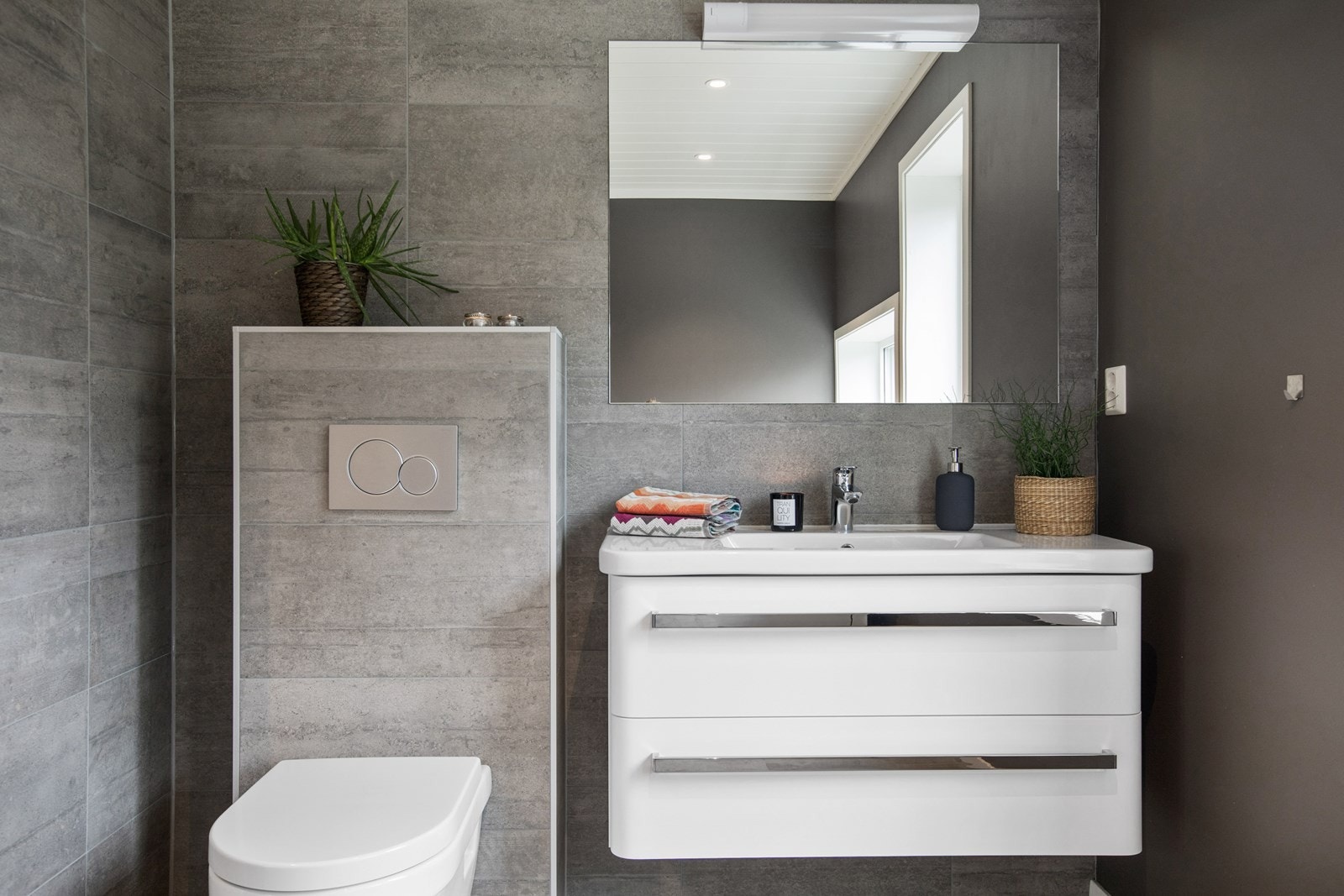 Boligen har tre bad, to i første etasje og ett i andre etasje. Galleribilde