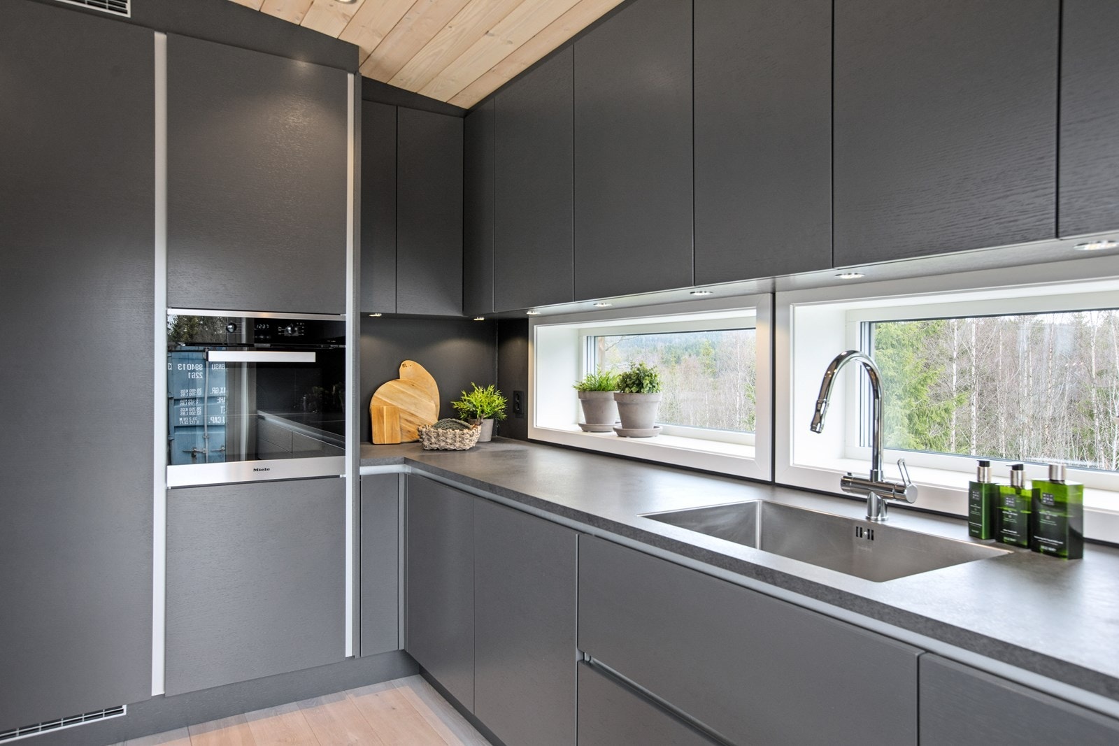 Innredningen er fra Bærum kjøkkensenter, av type Origo, med integrerte Miele hvitevarer av høy kvalitet. I tillegg til induksjonstoppen har kjøkkenet stekeovn, oppvaskmaskin, kjøle- og fryseskap. Galleribilde