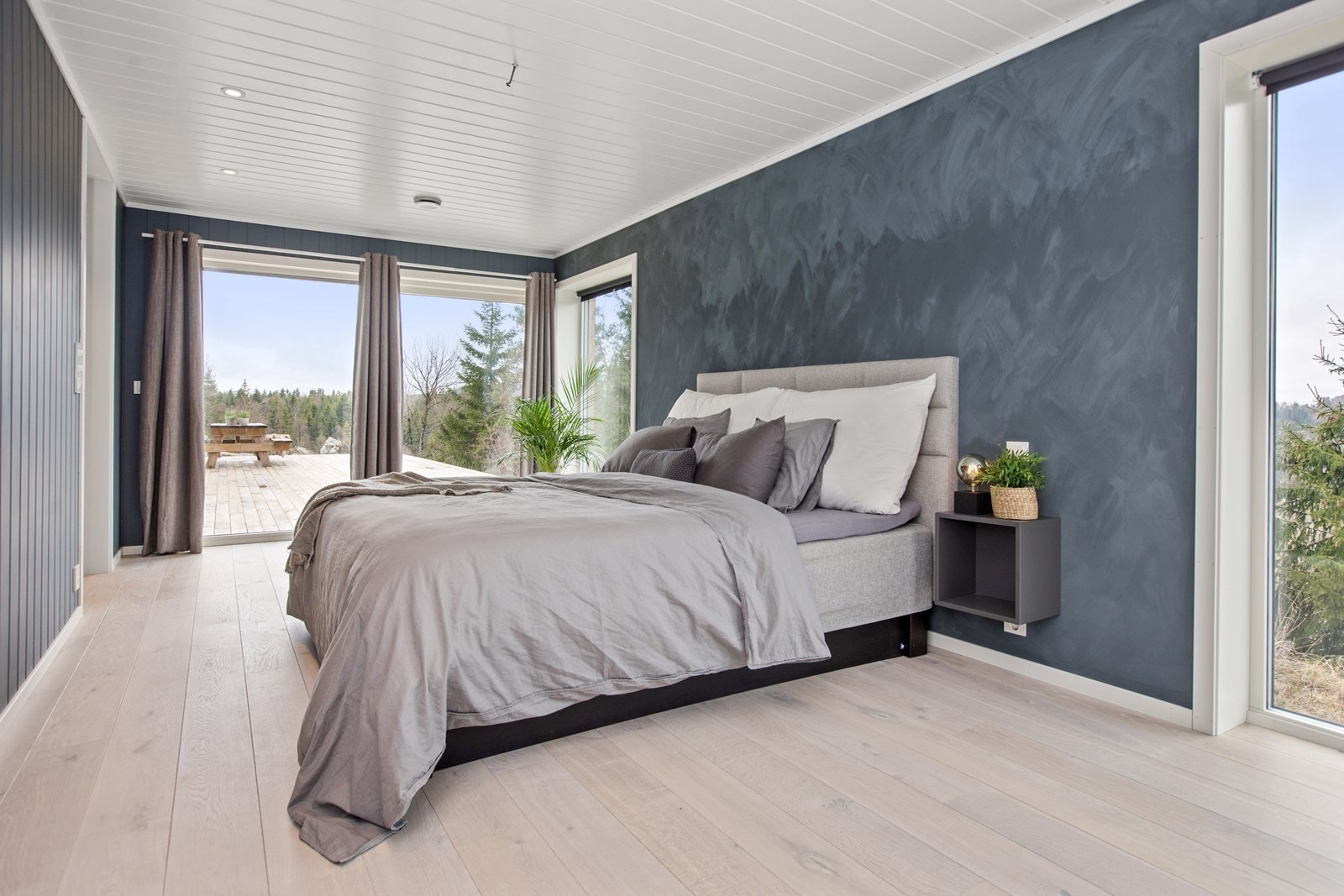 Romslig og lyst hovedsoverom. Galleribilde