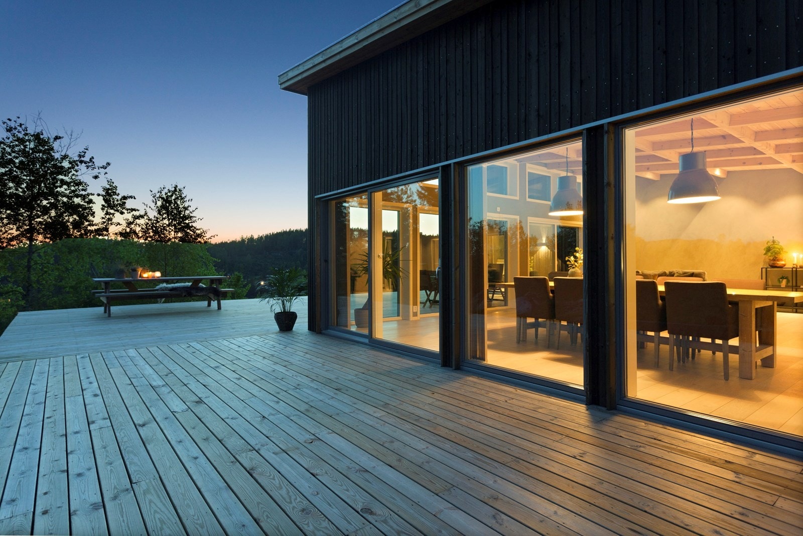 Her er det rikelig med plass for utemøbler, grill med mer, og både sol og utsikt kan nytes i vakre, rolige omgivelser. Galleribilde