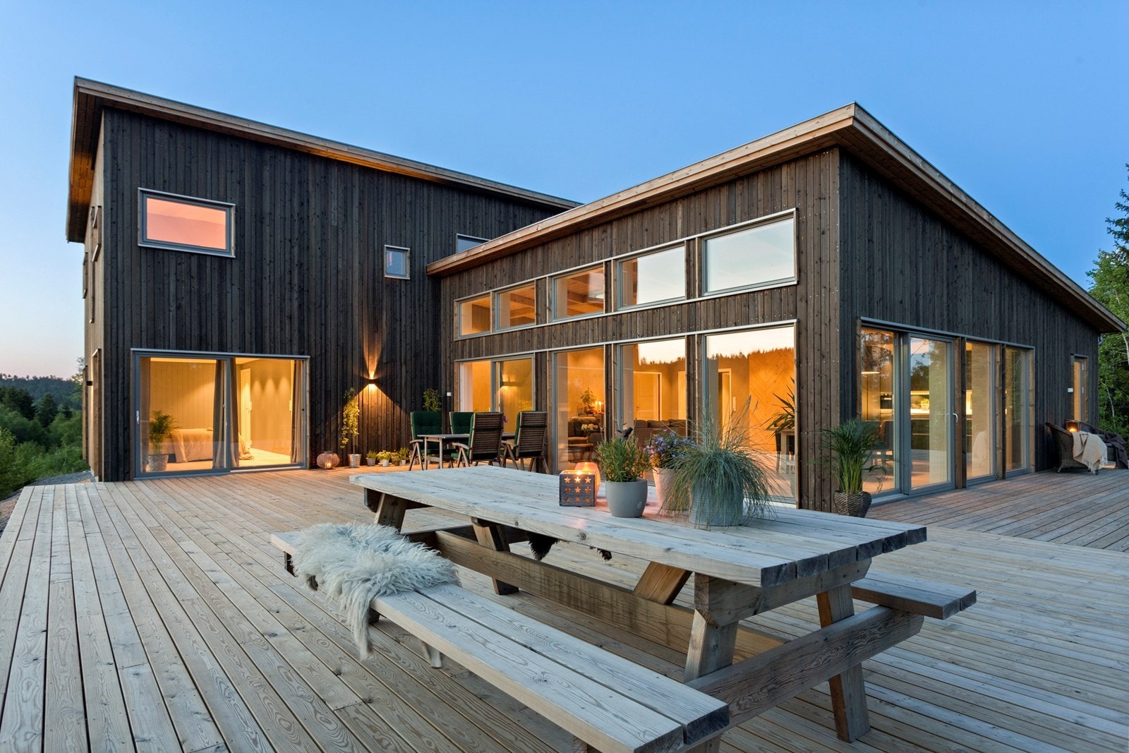 Rundt to sider av boligen er det bygd en stor, flott terrasse på ca. 130 kvm - perfekt for de varme sommerdagene. Galleribilde