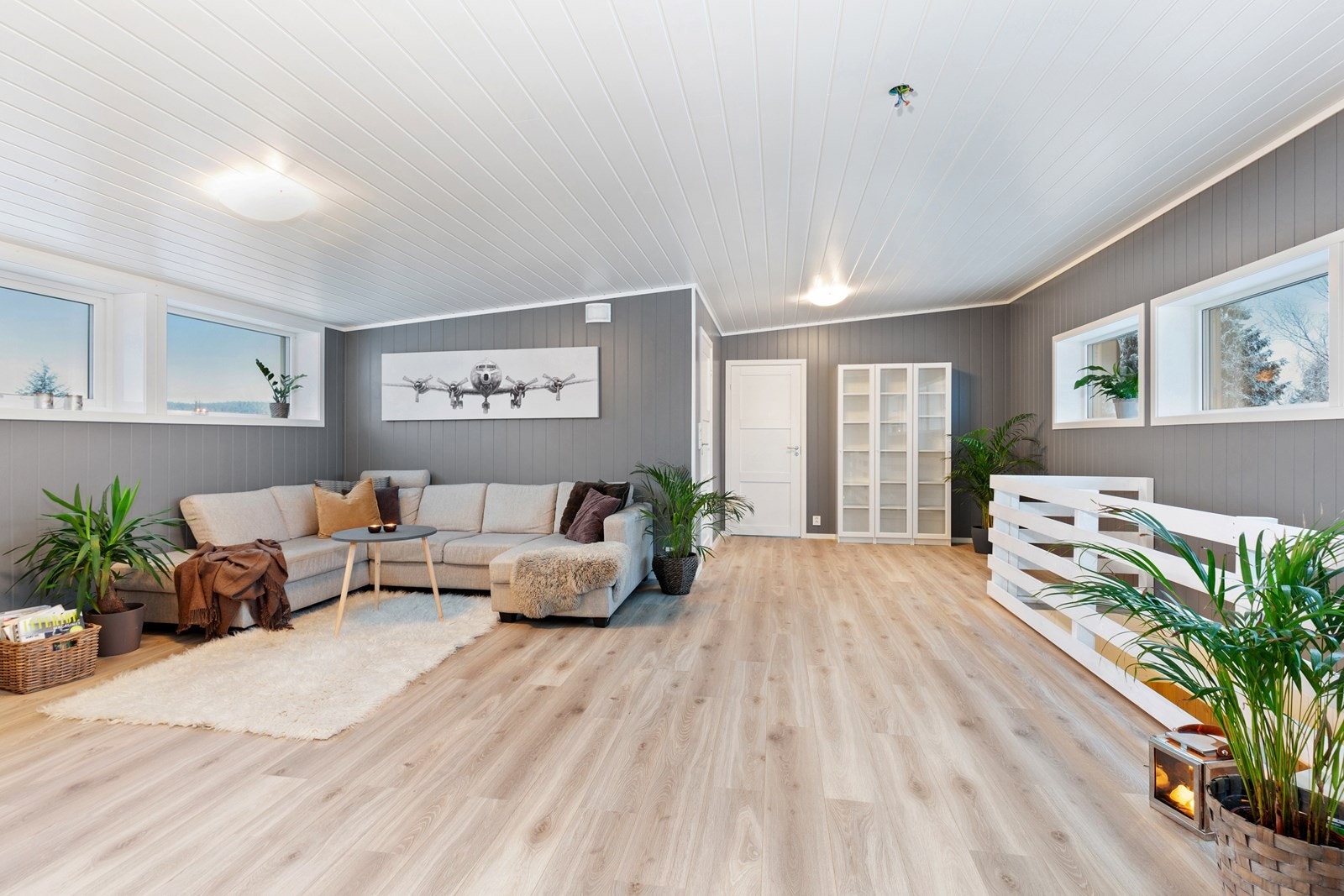 Romslig og lys stue i 2. etasje. Galleribilde